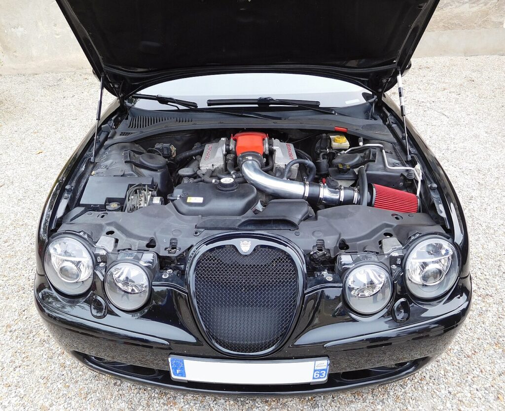 Jaguar S-Type R 4.2 v8 Supercharged, lusso inglese da maranza