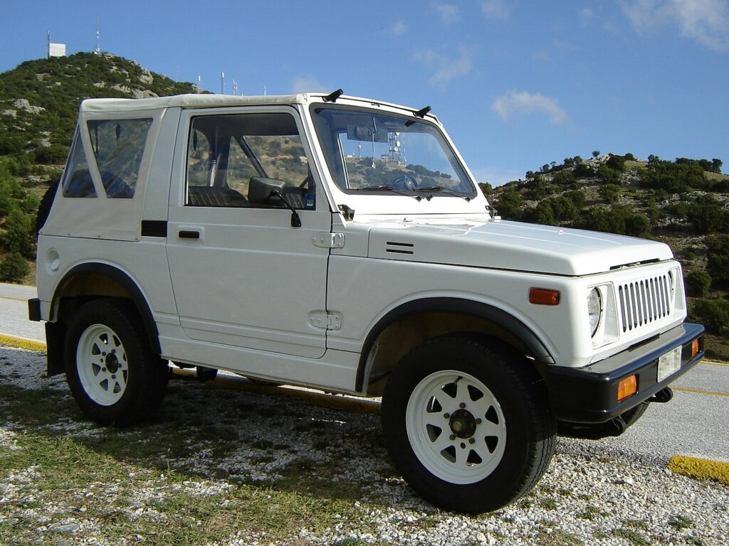 Suzuki Jimny: muso schiacciato come quello di un bulldog, dimensioni cubiche nel senso del cubo di Rubik, è perfetto per chi vuol fare Indiana Jones ma anche in città.