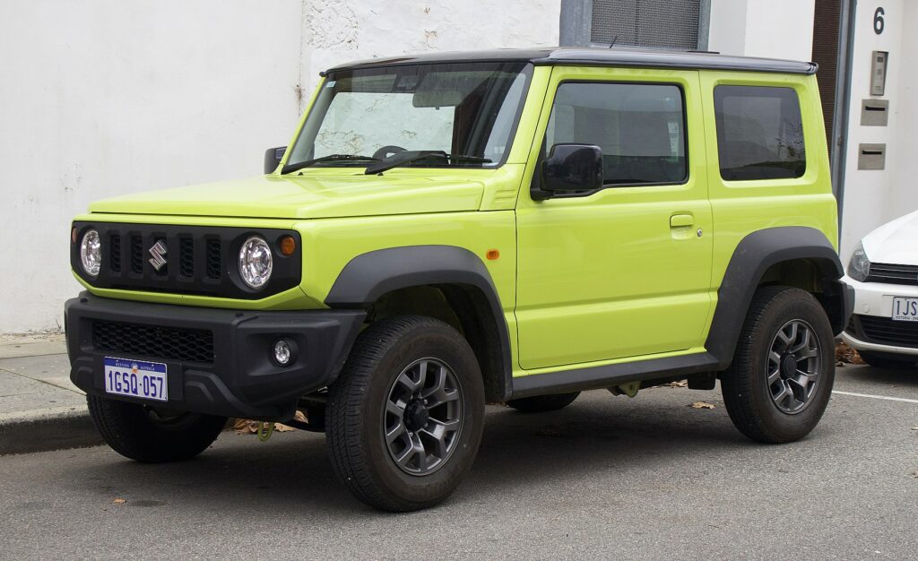 Suzuki Jimny: muso schiacciato come quello di un bulldog, dimensioni cubiche nel senso del cubo di Rubik, è perfetto per chi vuol fare Indiana Jones ma anche in città.