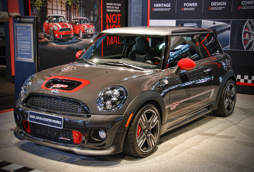 Mini John Cooper Works, macchina e stirpe very british