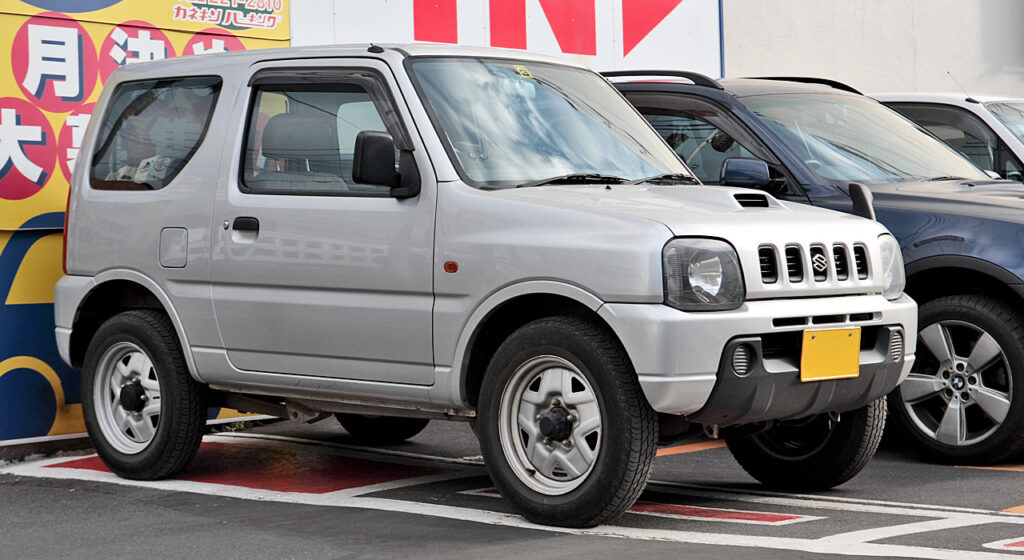 Suzuki Jimny: muso schiacciato come quello di un bulldog, dimensioni cubiche nel senso del cubo di Rubik, è perfetto per chi vuol fare Indiana Jones ma anche in città.