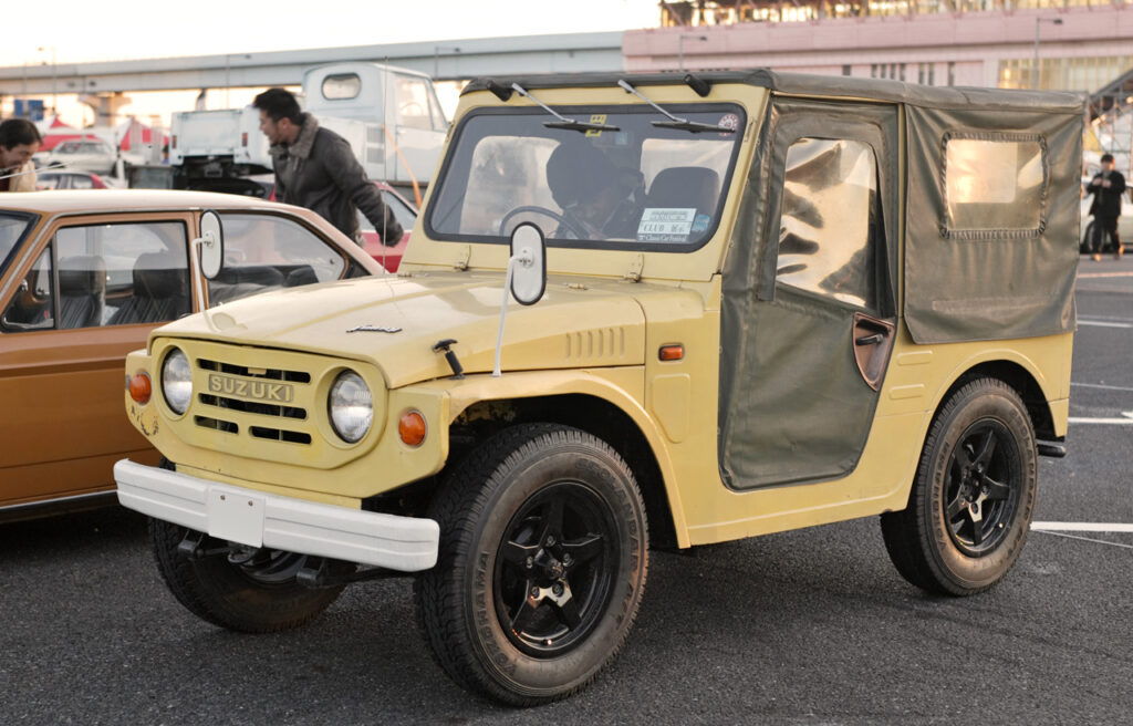 Suzuki Jimny: muso schiacciato come quello di un bulldog, dimensioni cubiche nel senso del cubo di Rubik, è perfetto per chi vuol fare Indiana Jones ma anche in città.